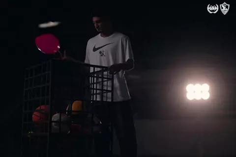 "بالونة حمراء".. كيف أعلن الزمالك عن تعاقده مع أحمد شريف؟ (فيديو)